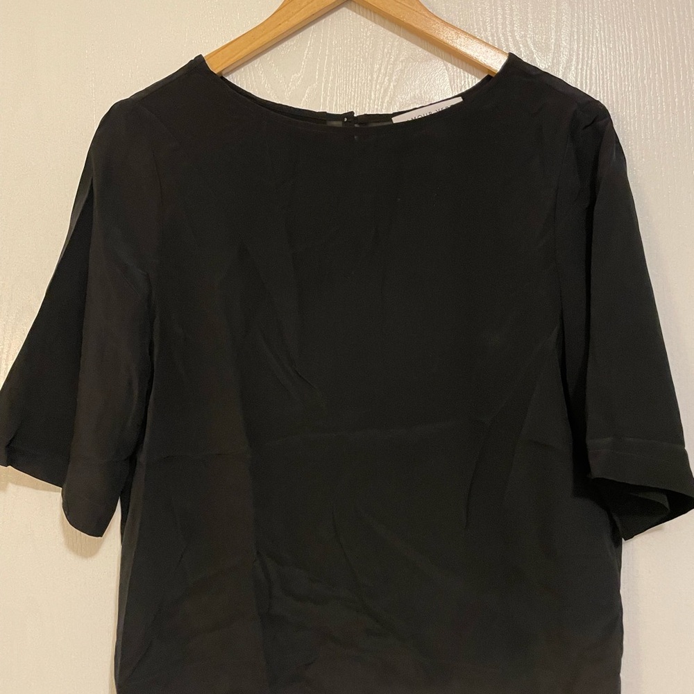 100% Silk Amour Vert Black Short Sleeve Round-Neck Blouse
